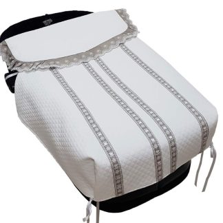 Colcha universal en piqué rombo blanco con puntillas en gris