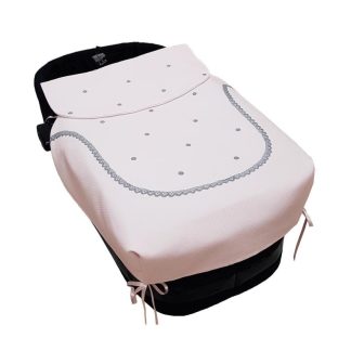 Saco de capazo con colcha piqué rosa con puntilla y bordado de bodoques en gris